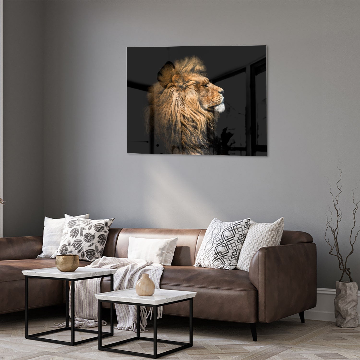 Glazen schilderij van een leeuw met rijke, gouden manen tegen een zwarte achtergrond.