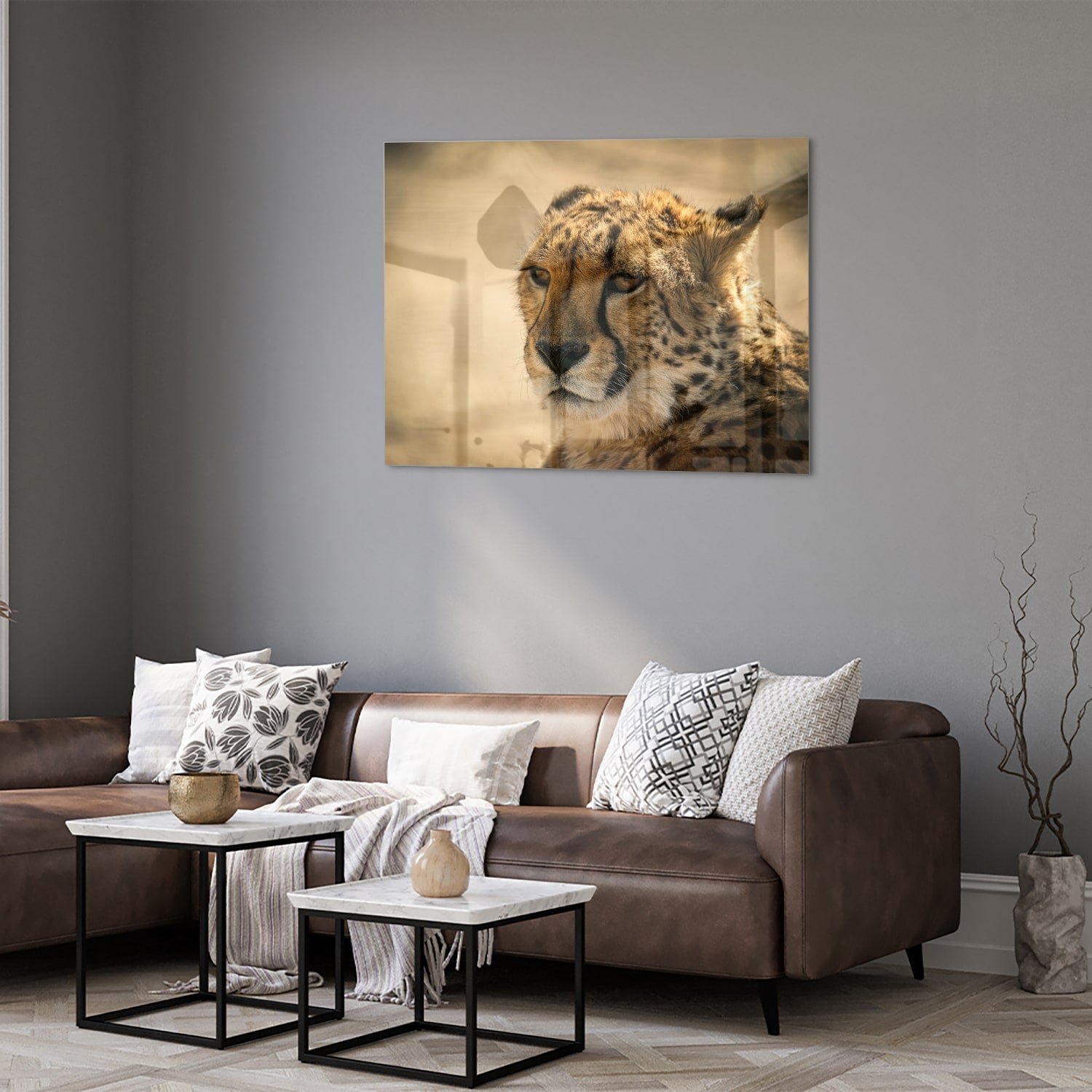 Glazen schilderij van een luipaard hangt aan de muur in een stijlvolle woonkamer.