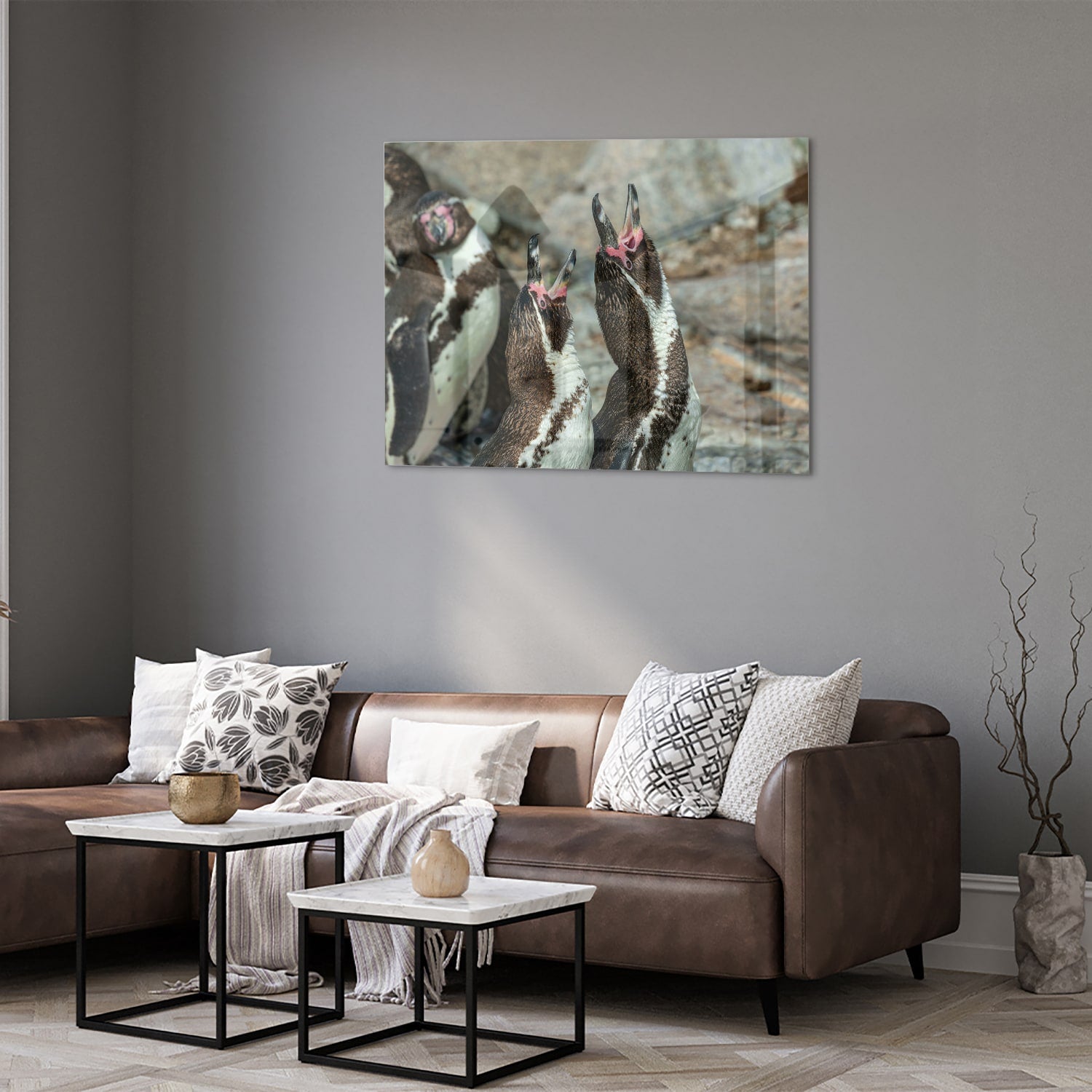 Glas schilderij met vrolijke pinguns op een muur in een modern interieur.