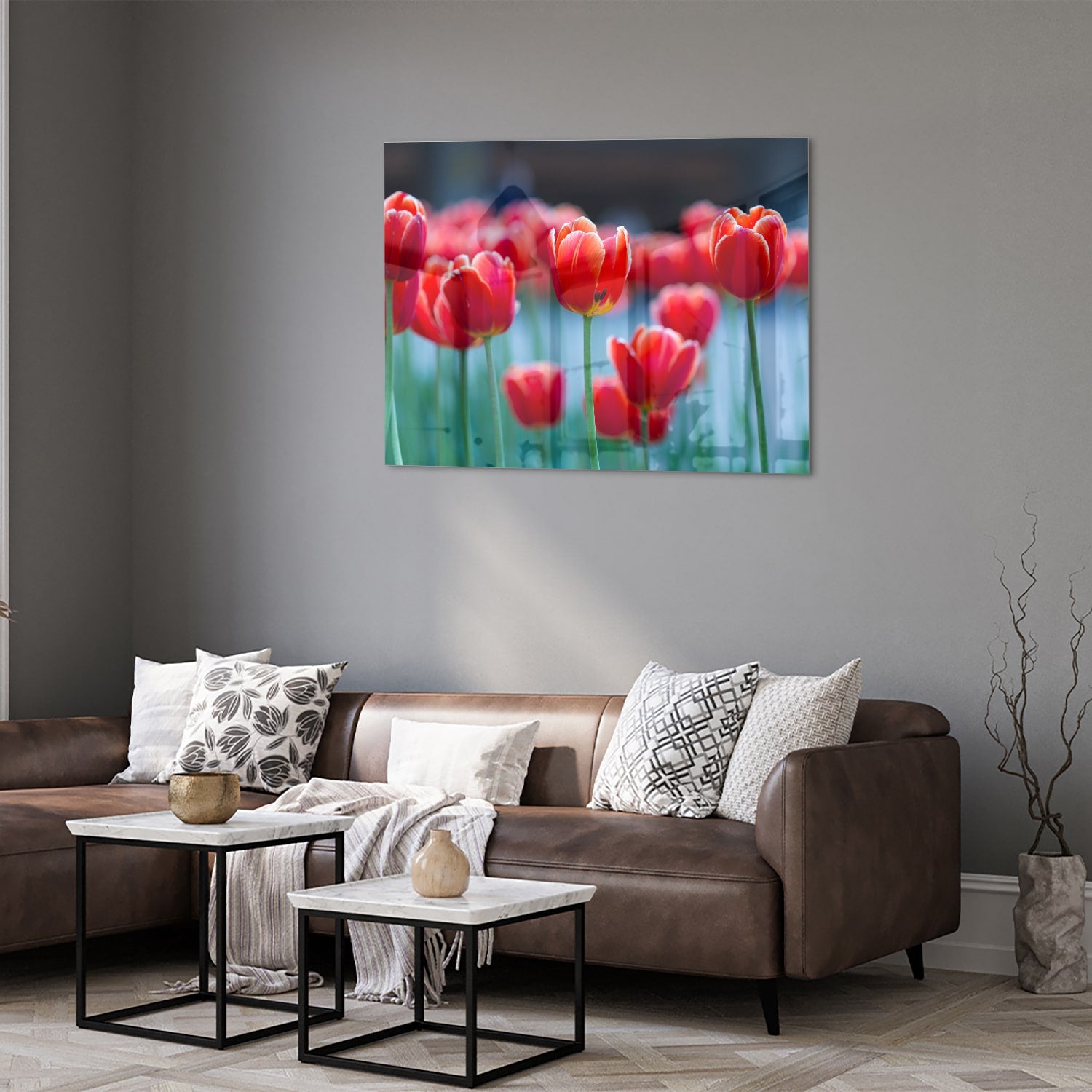 Glazen schilderij met rode tulpen op een witte muur
