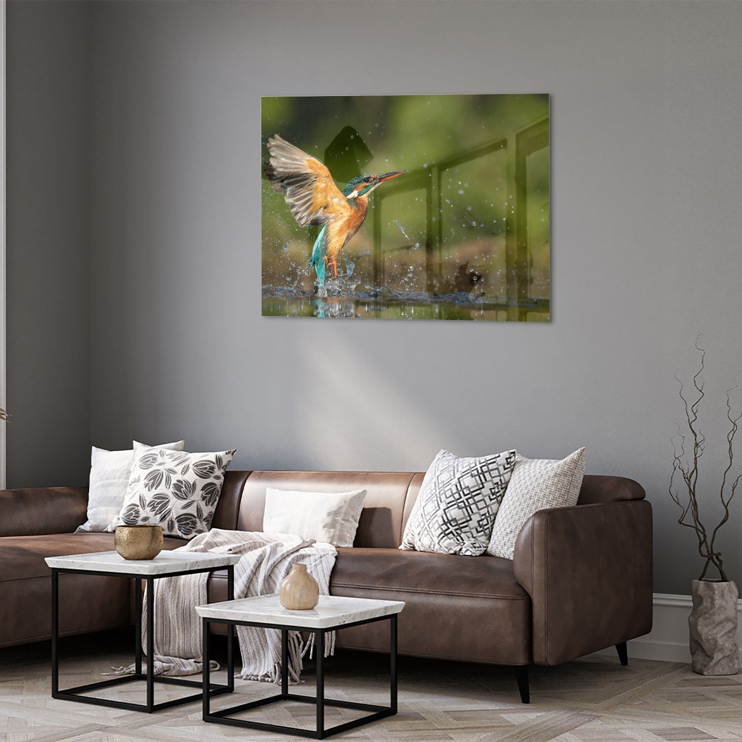 Glazen schilderij van een ijsvogel die in het water duikt