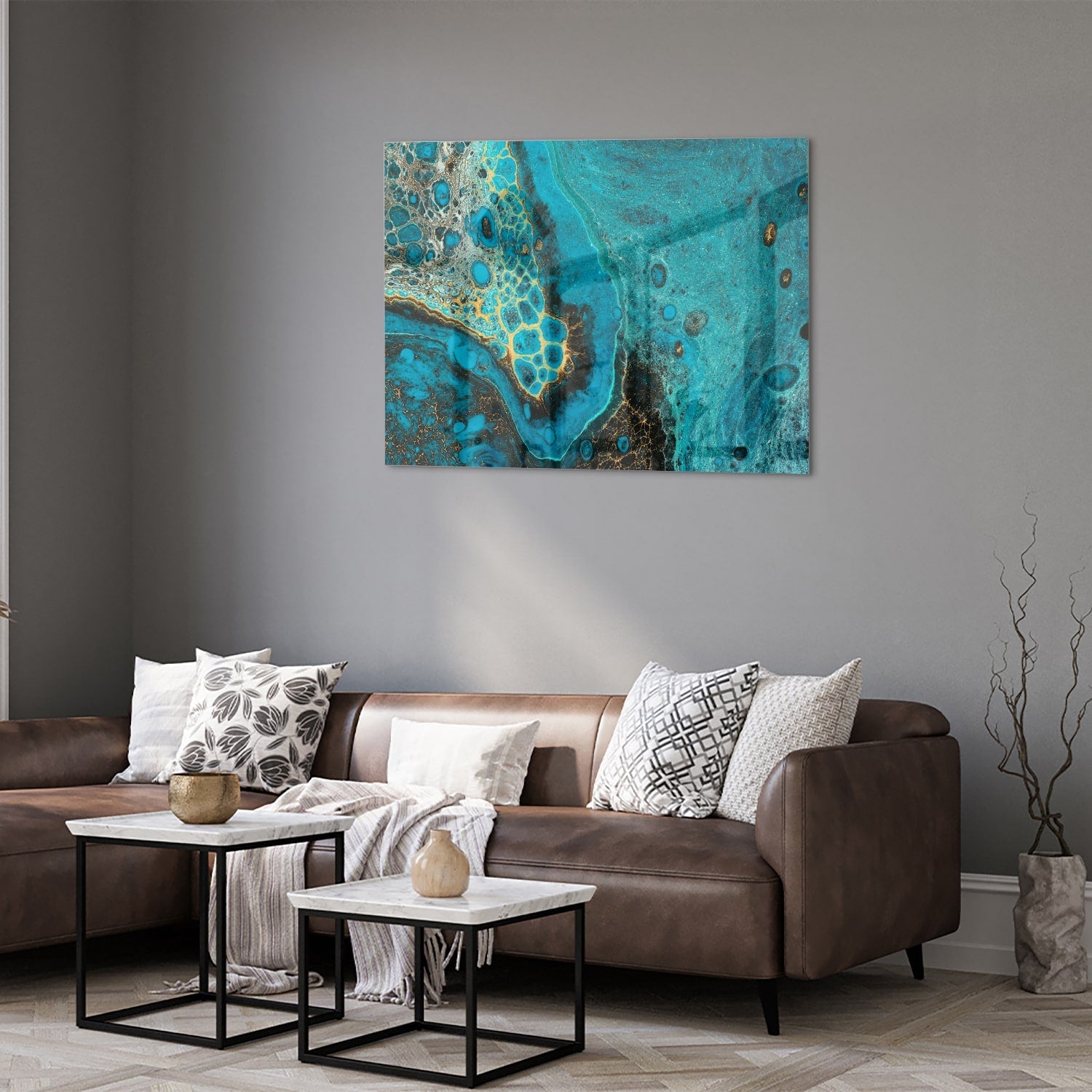 Glazen schilderij in turkoois met gouden accenten aan de muur boven een houten meubel.