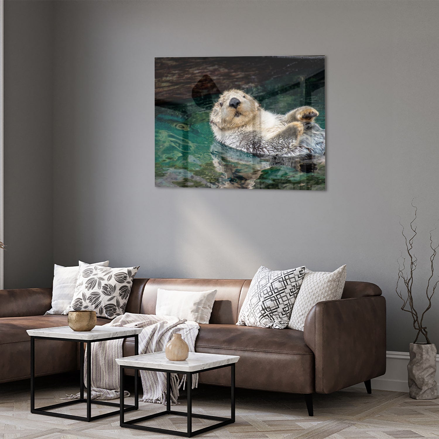 Glazen schilderij van een zeeotter die in water drijft.
