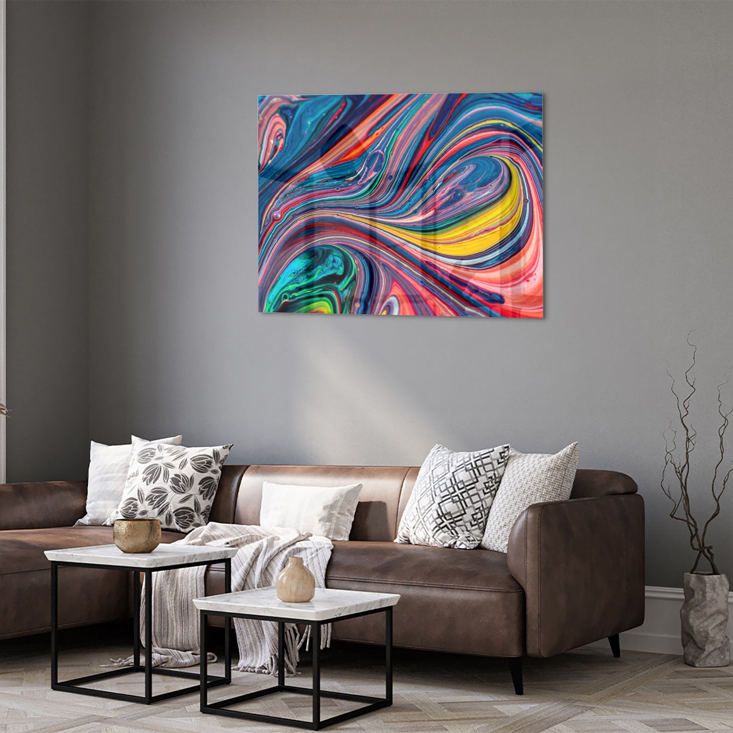 Kleurrijk abstract glazen schilderij aan de muur in een modern interieur.