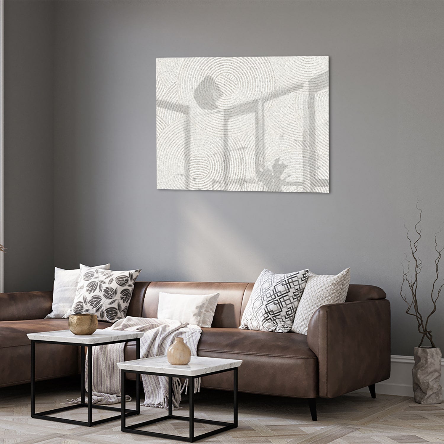 Minimalistisch glazen schilderij met spiraalpatronen aan de muur