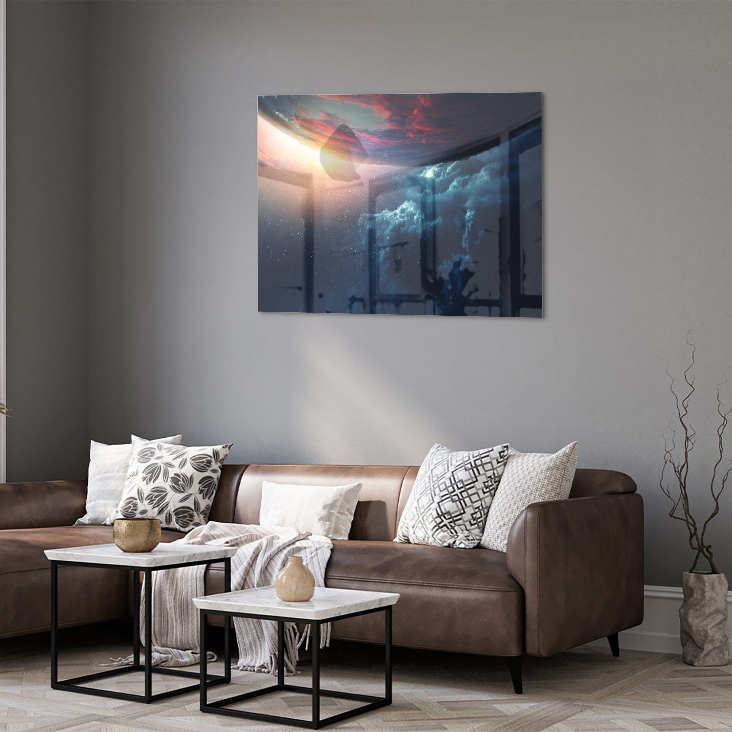 Glazen schilderij met een kosmisch uitzicht en kleurrijke lucht in woonkamer.