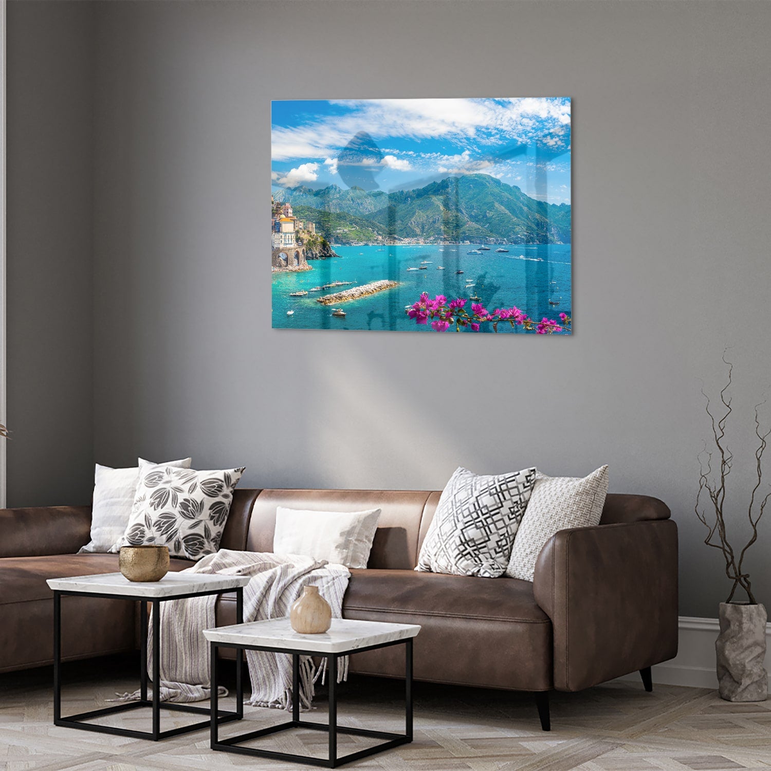 Glazen schilderij van een kustlandschap met blauwe zee en groene bergen.