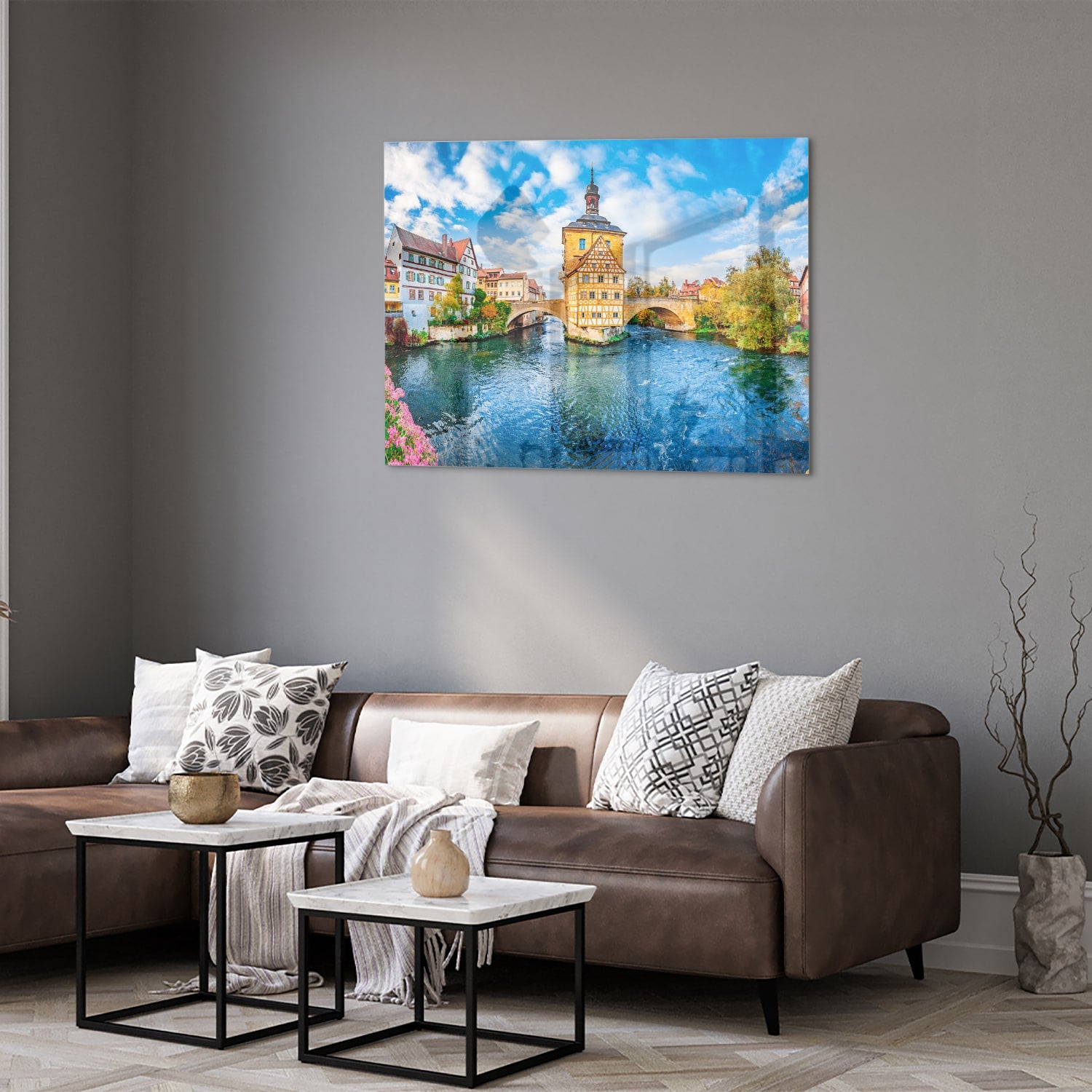 Glazen schilderij van een schilderachtig stadje aan het water met kleurrijke gebouwen en een helderblauwe lucht.