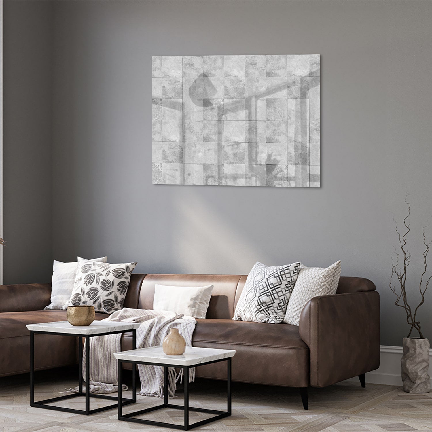 Abstract glazen schilderij in grijstinten aan de muur boven een houten dressoir.