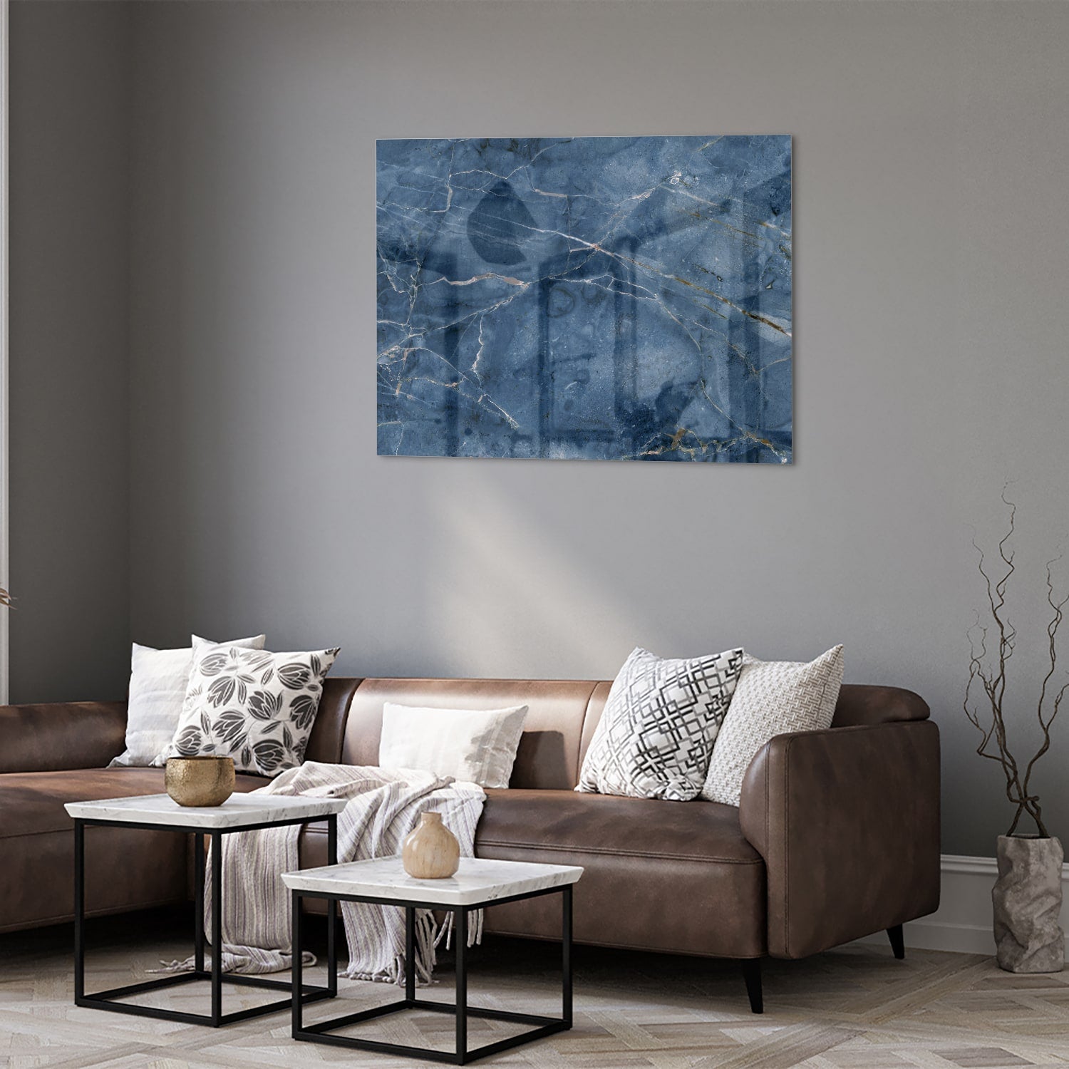 Diepblauw glazen schilderij met marmerstructuur aan de muur
