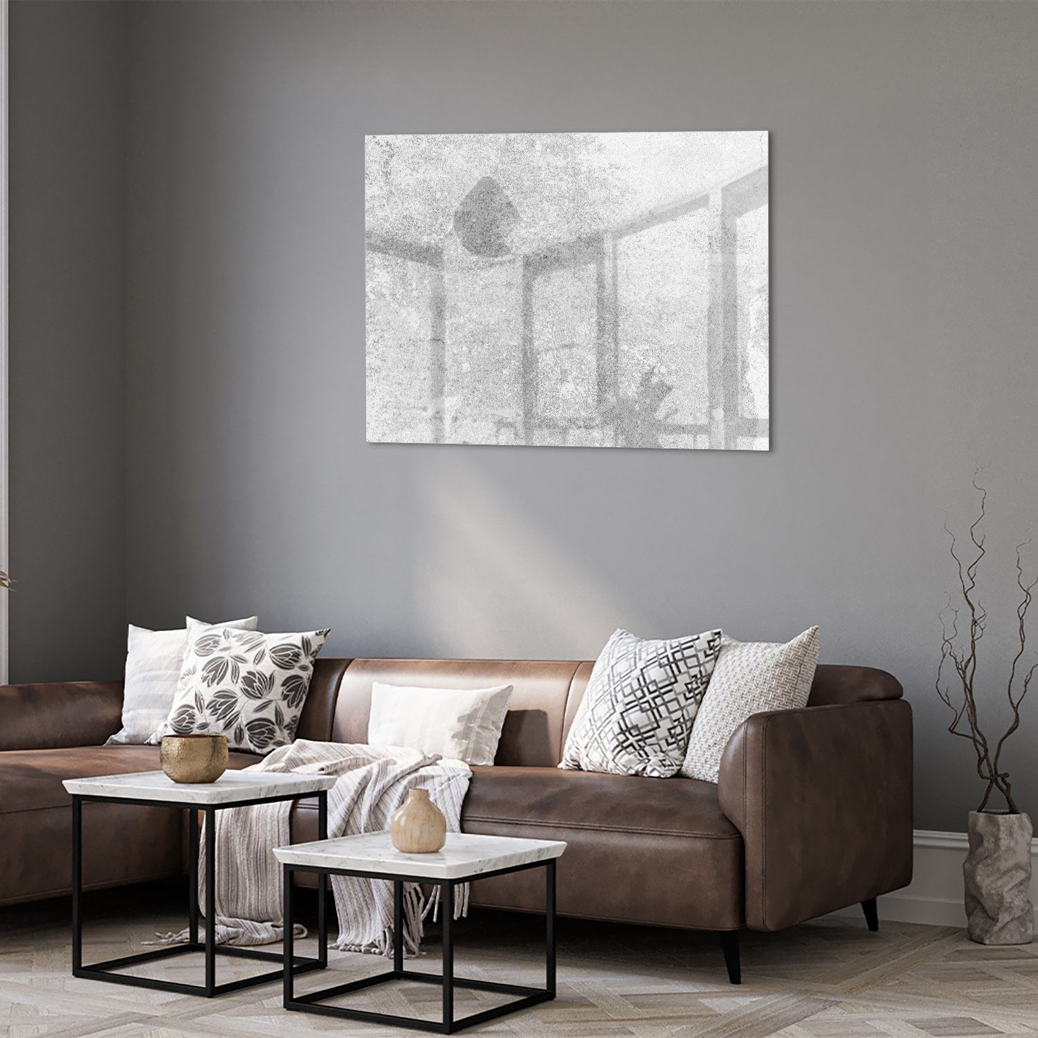 Abstract glazen schilderij met een subtiele textuur aan de muur in een moderne woonkamer.