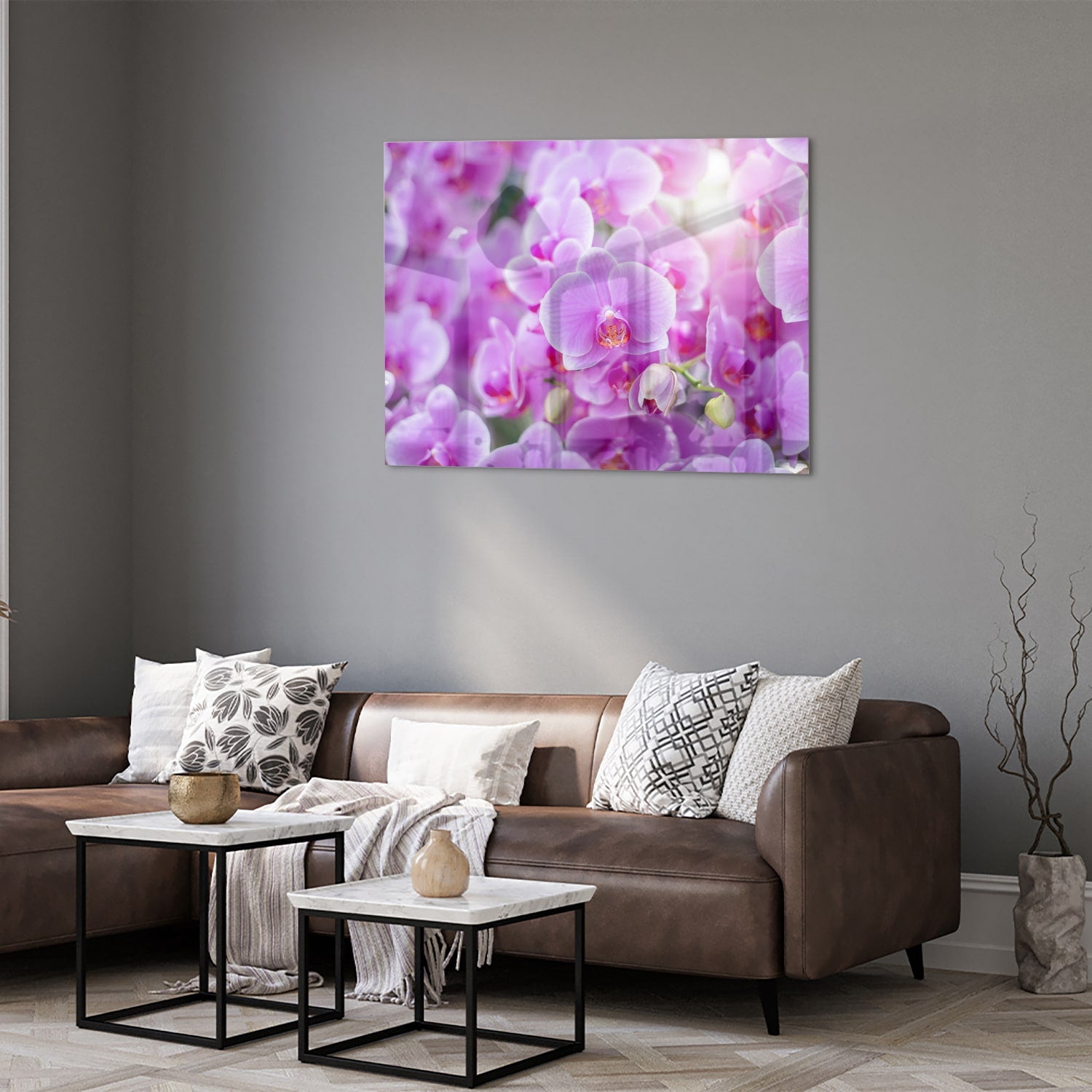 Glazen schilderij met een close-up van paarse orchideen in een mooi interieur