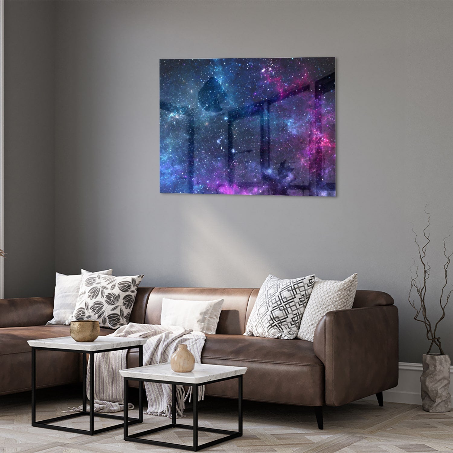 Glazen schilderij van het universum met kleurrijke sterren en nevels.