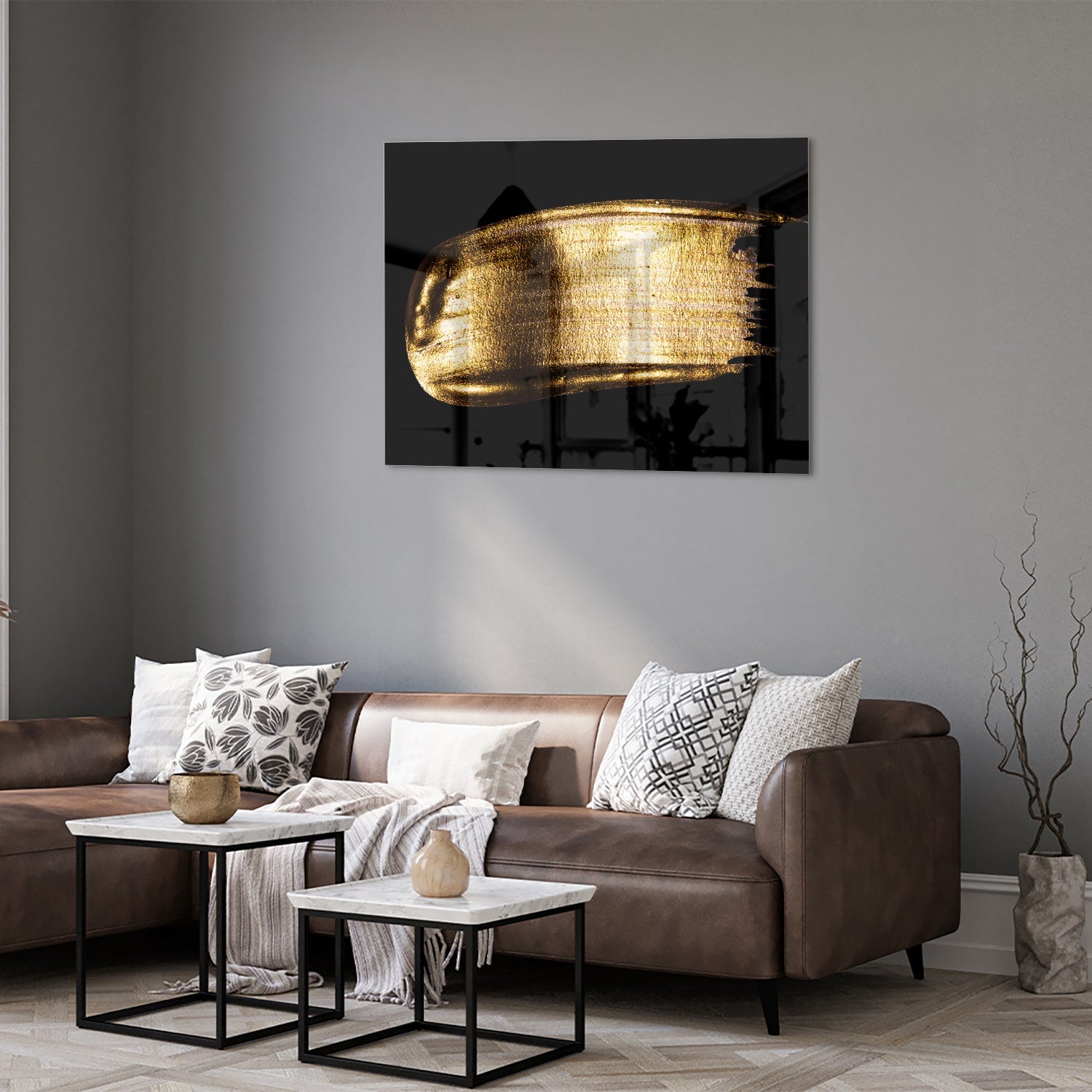 Abstract glazen schilderij met gouden penseelstreek op een zwarte achtergrond.