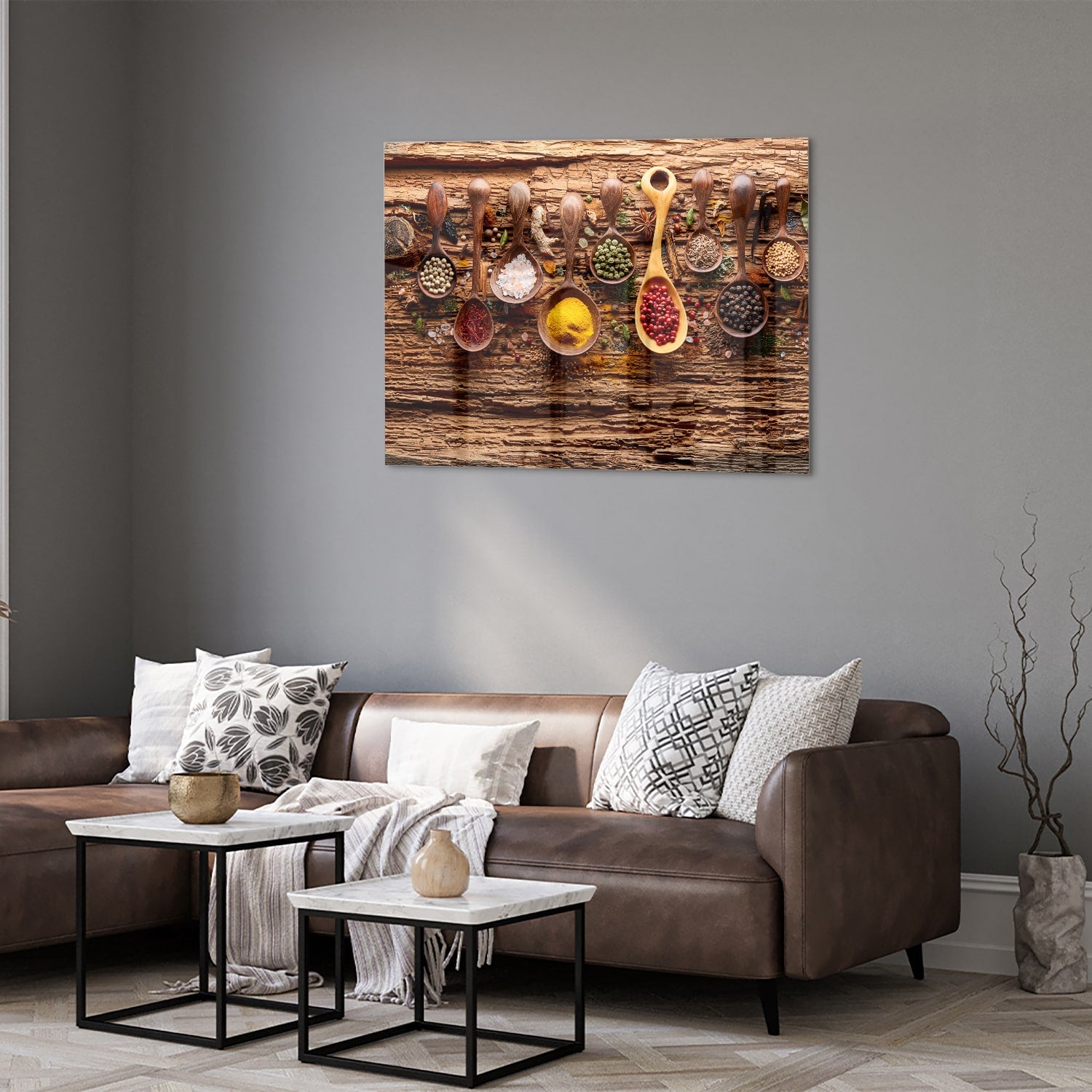 Glazen schilderij met kleurrijke specerijen en houten lepels op een rustieke achtergrond.