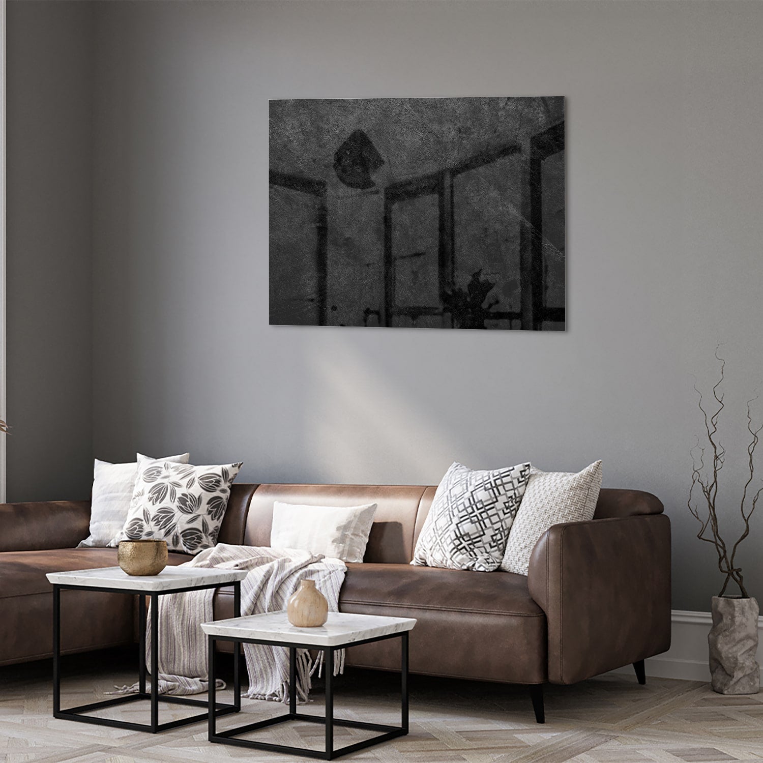 Abstract glazen schilderij in zwart en grijs aan de muur boven een houten kast.