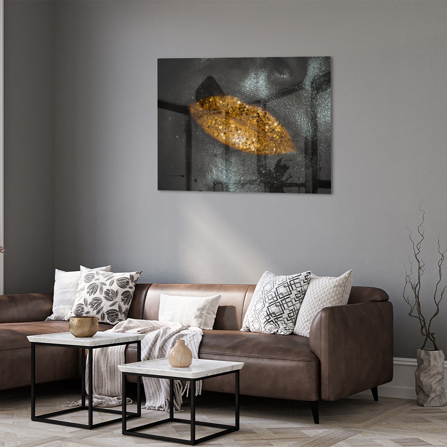 Glazen schilderij met een gouden blad op een zwarte achtergrond, perfect voor moderne interieurs.