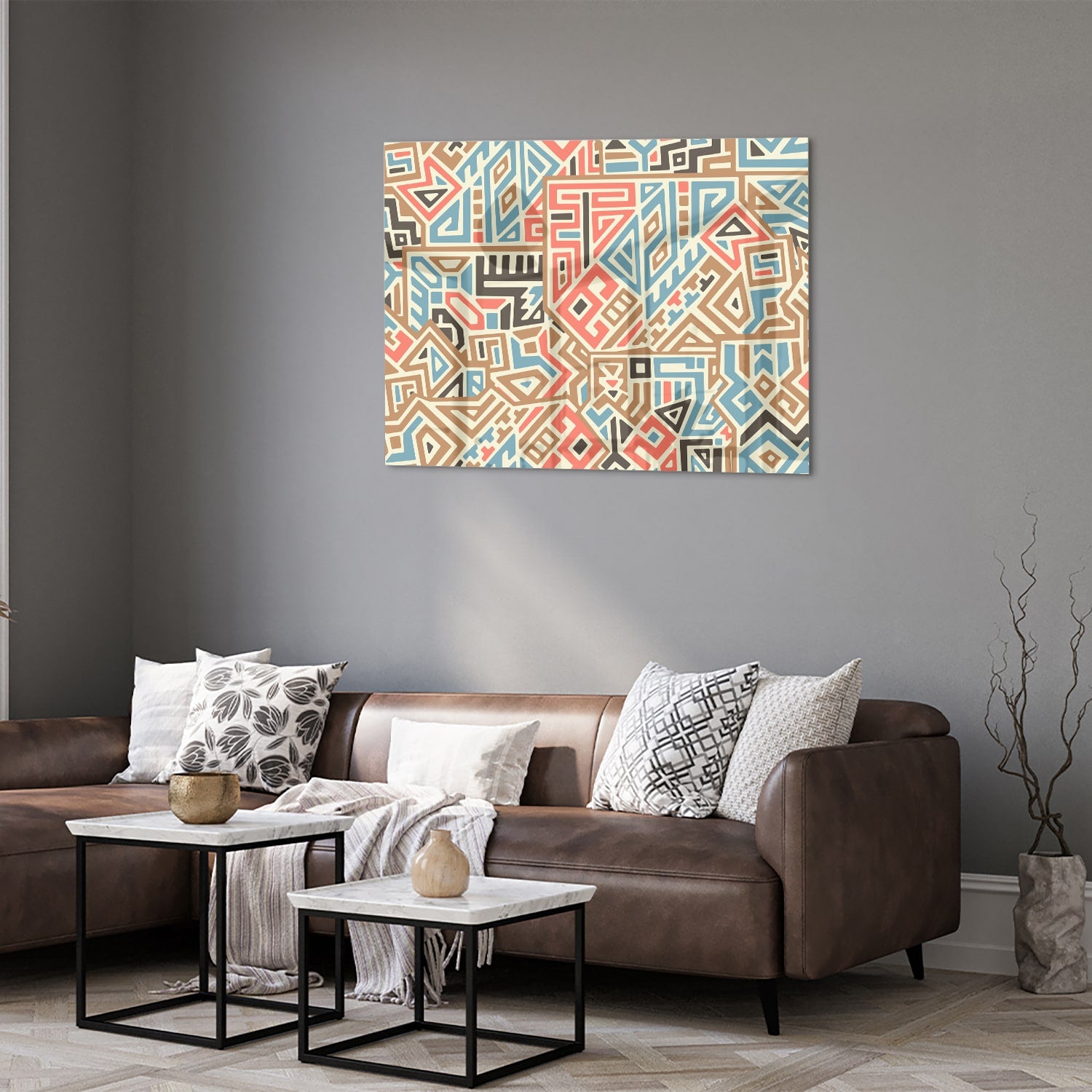 Abstract glazen schilderij met kleurrijke geometrische patronen aan de muur.