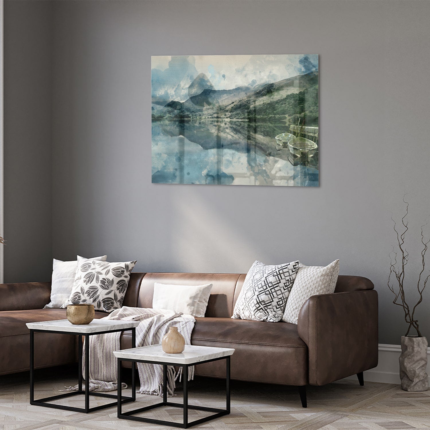 Glazen schilderij van een serene landschap met blauw meer en bergen