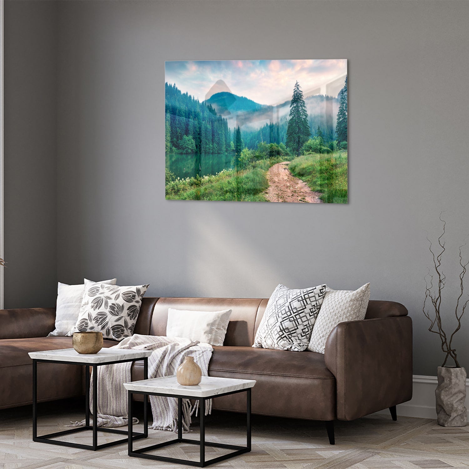 Glazen schilderij van een berglandschap met een pad en bomen
