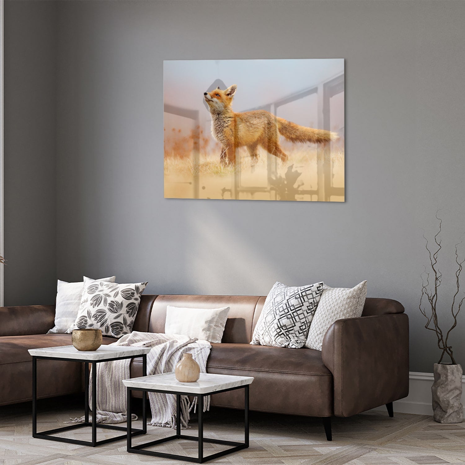 Glazen schilderij van een vos die in de natuur staat, perfect voor moderne interieurs.