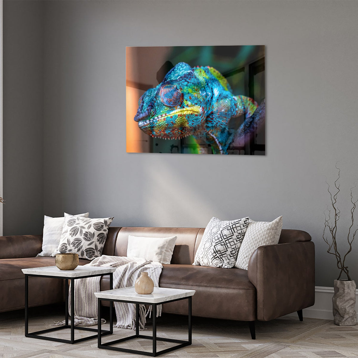 Glazen schilderij van een kleurrijk chameleon hangt aan de muur