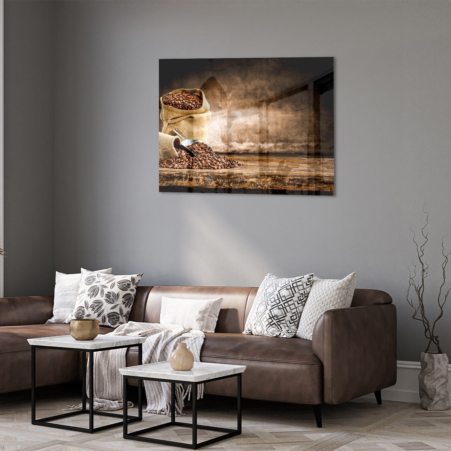 Glazen schilderij met koffiezakken en koffiebonen op een muur.