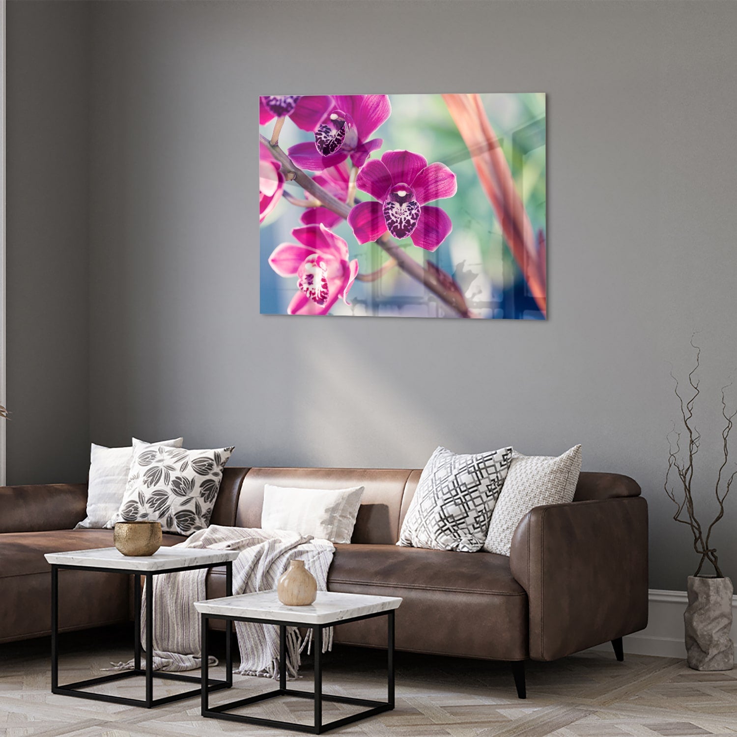 Glazen schilderij van paarse orchideen aan de muur in sfeervolle woonkamer.