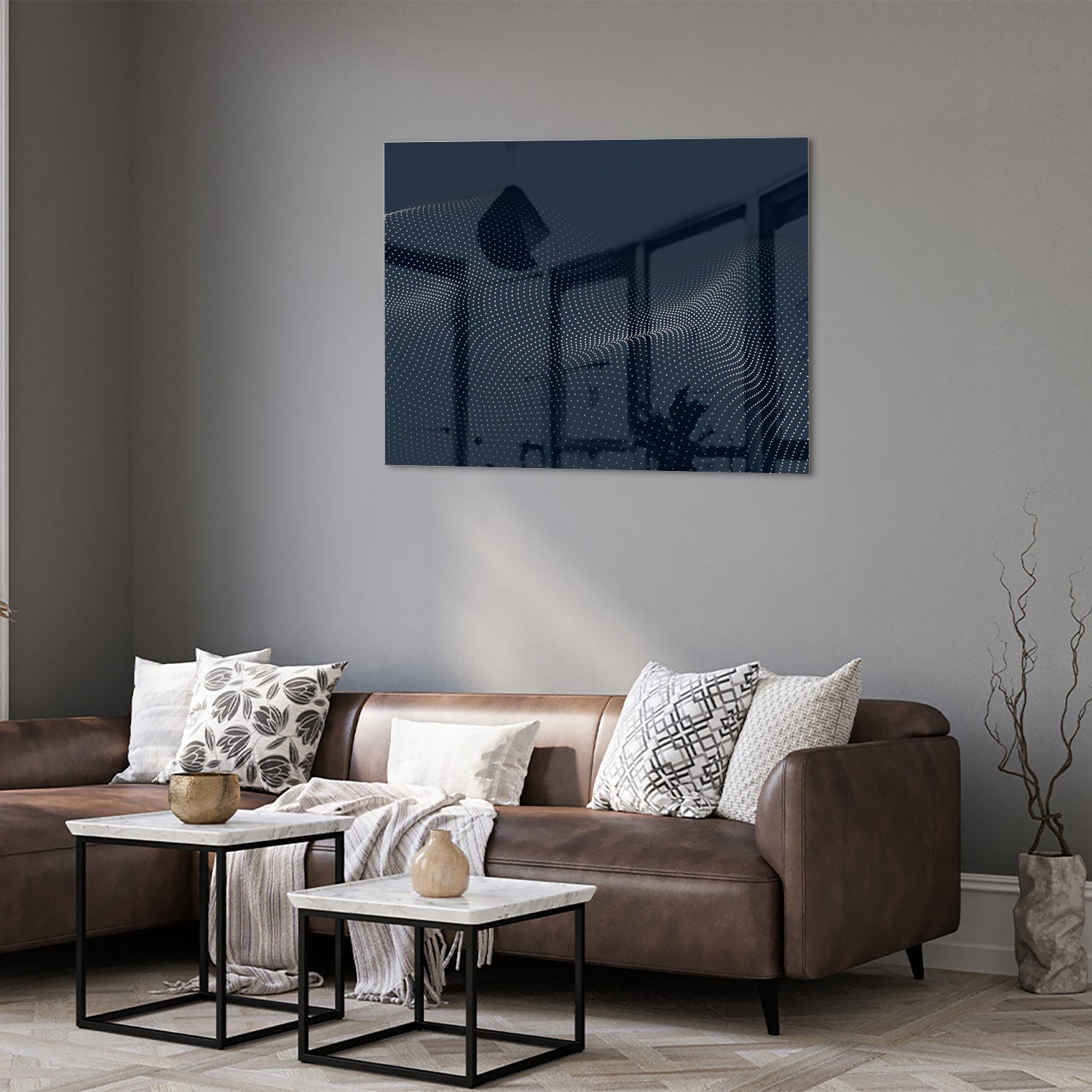 Diepblauw glazen schilderij aan de muur boven een houten kast in een woonkamer