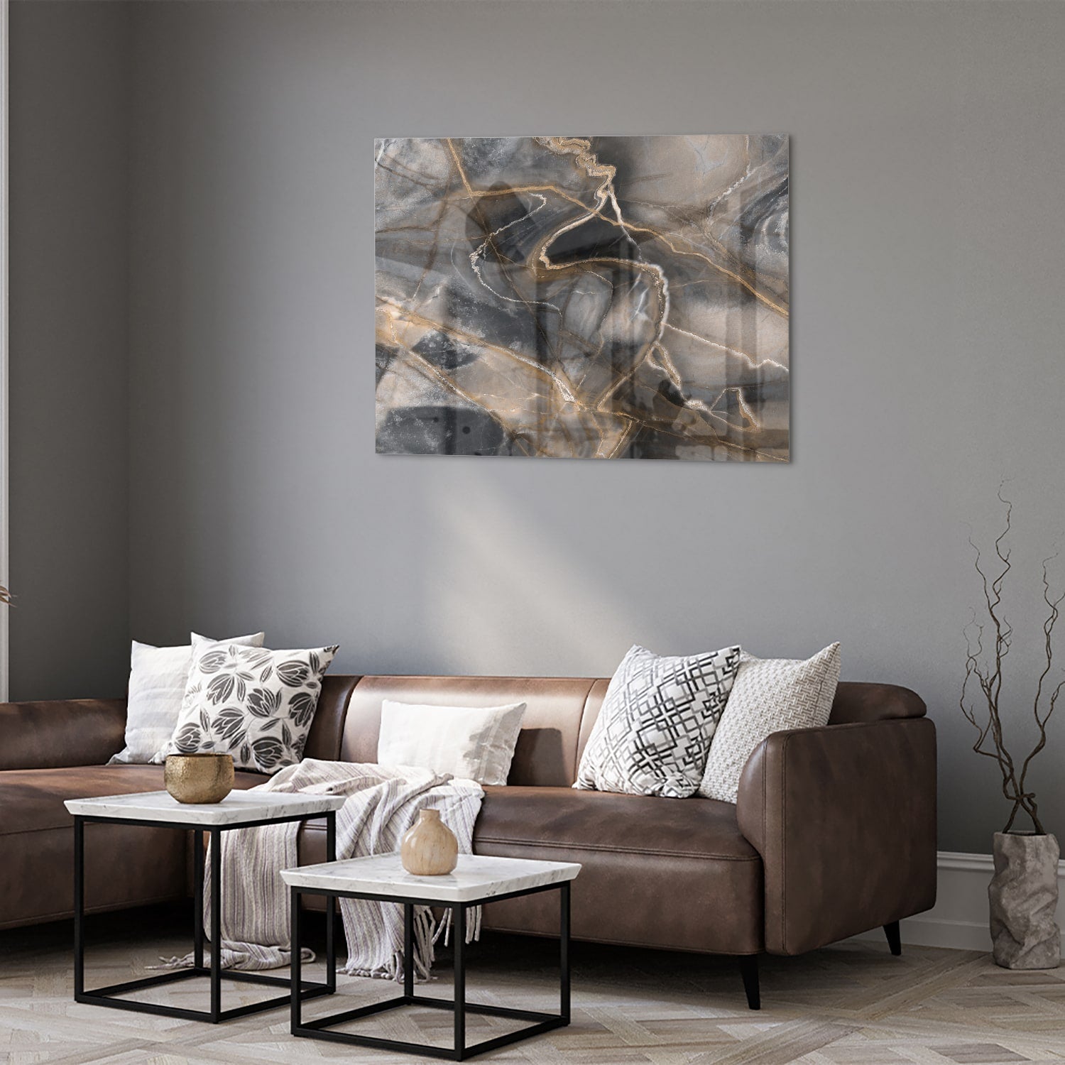 Abstract glazen schilderij met zwarte en gouden lijnen aan de muur.