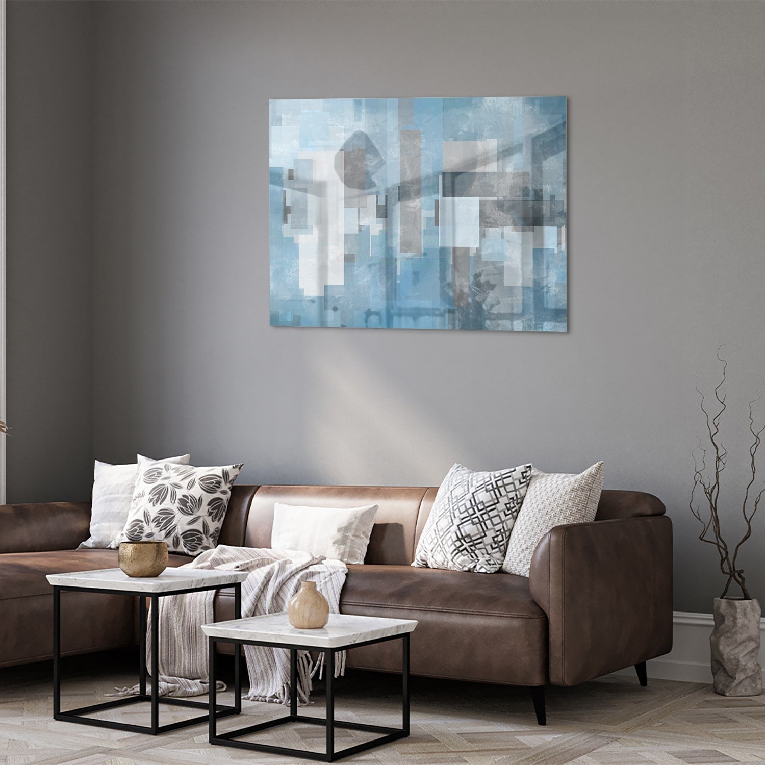 Abstract glas schilderij met blauwe en grijze tinten aan de muur