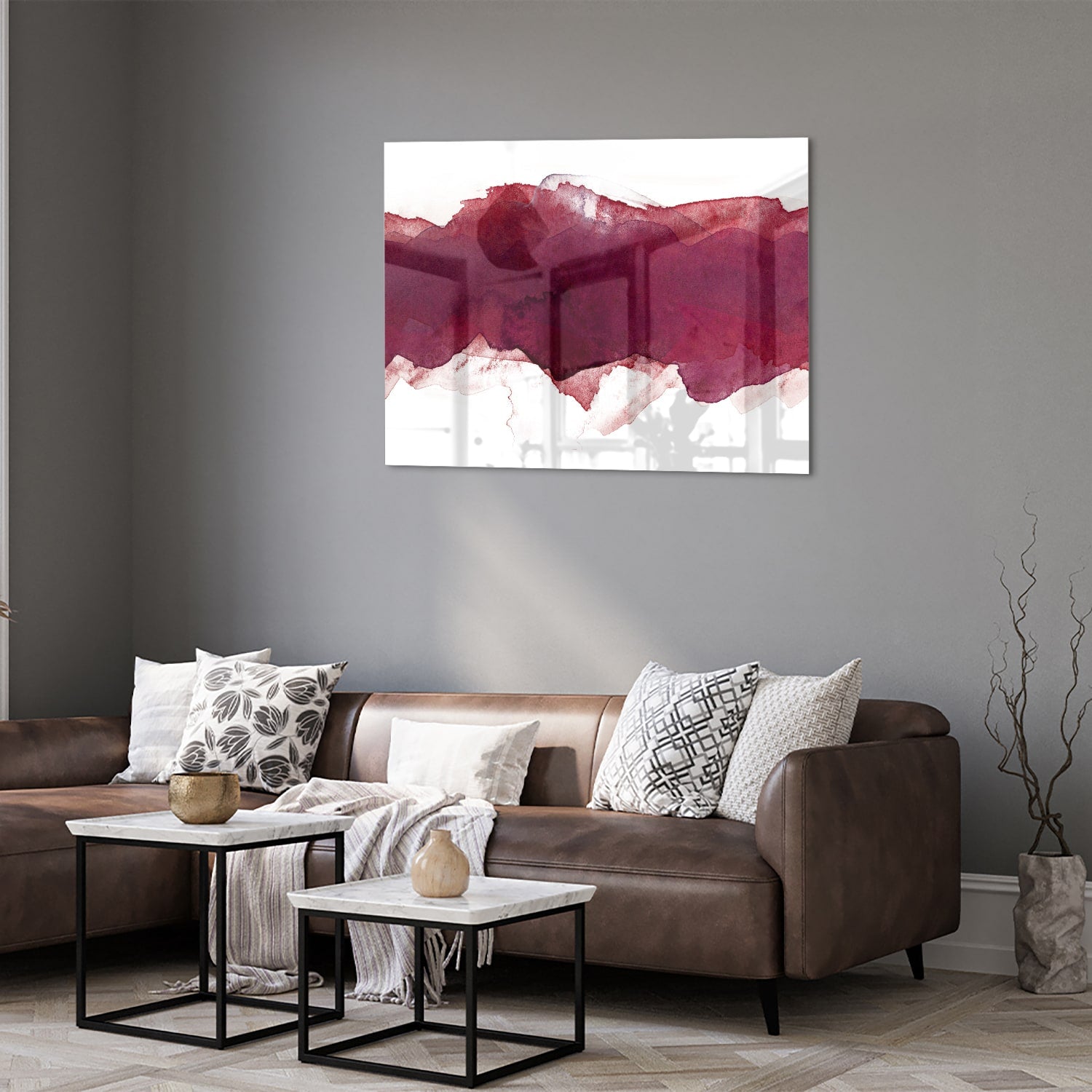 Abstract glas schilderij in dieprood gehangen boven een moderne kast