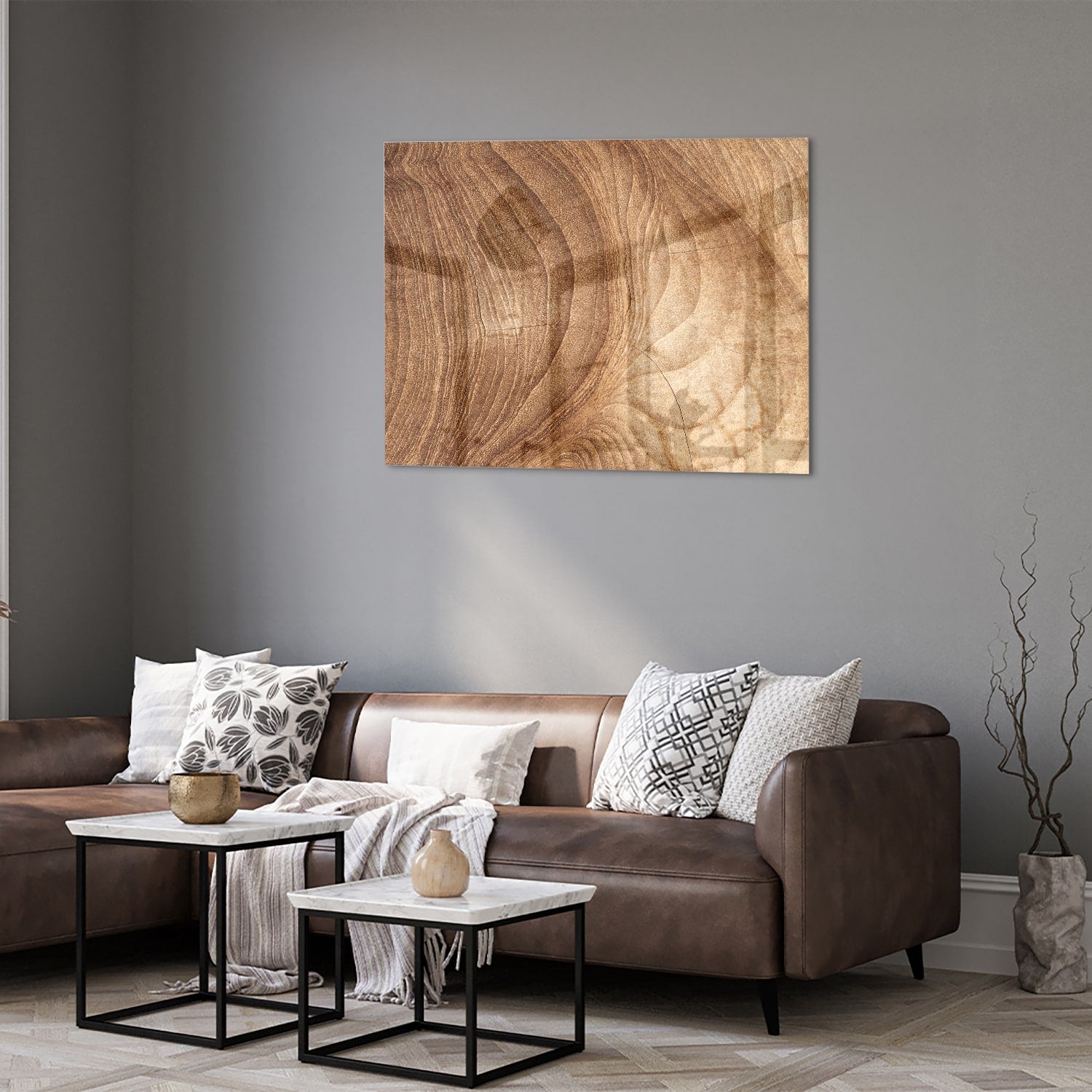 Glazen schilderij met een ontwerp in houttinten, hangt aan de muur.