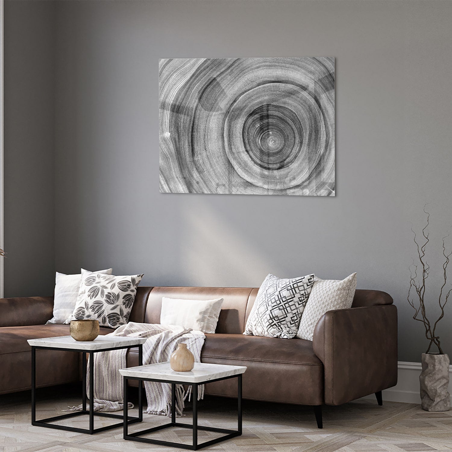 Abstract glazen schilderij in grijstinten met cirkels aan de muur