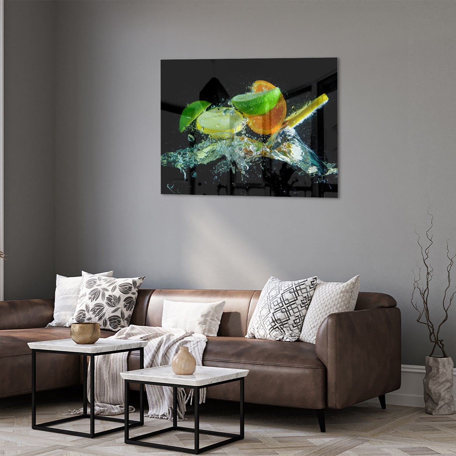 Glas schilderij met kleurrijke citrusvruchten en waterdruppels op een zwarte achtergrond.