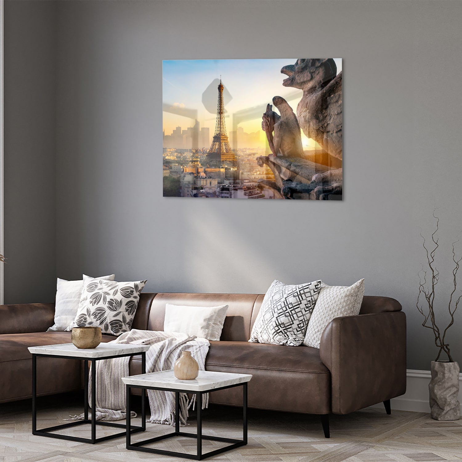 Glazen schilderij met de Eiffeltoren tijdens zonsondergang boven Parijs.