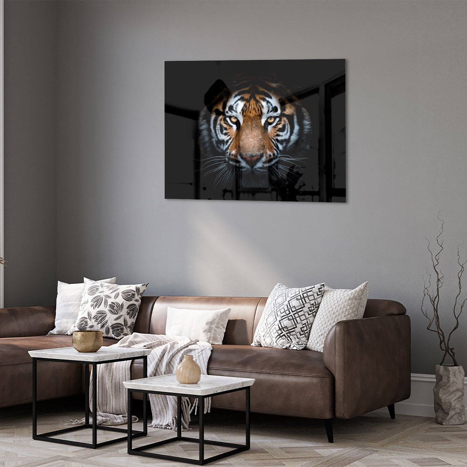 Glazen schilderij van een tijger met intense ogen, hangt aan de muur.