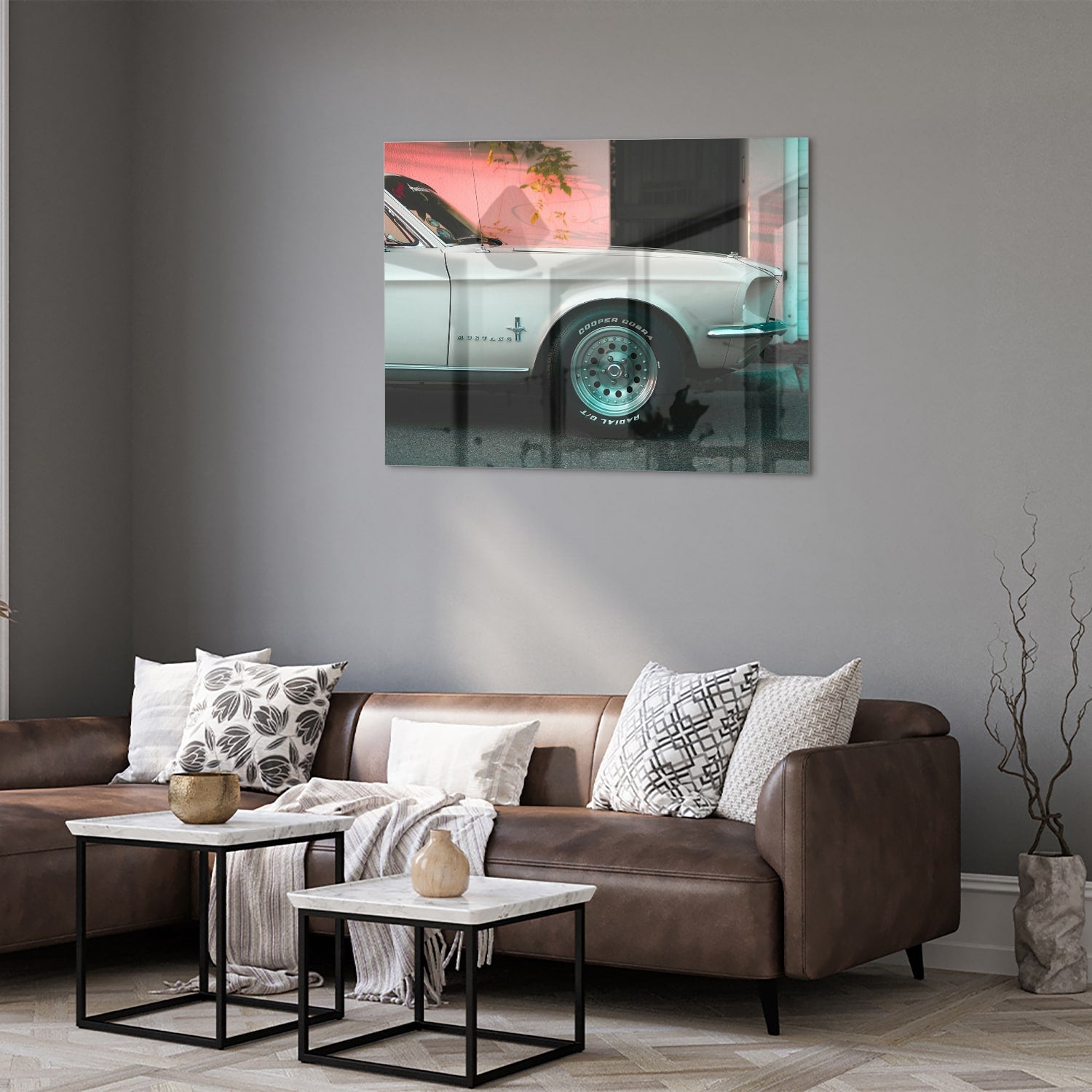 Glazen schilderij van een vintage auto in een sfeervol interieur