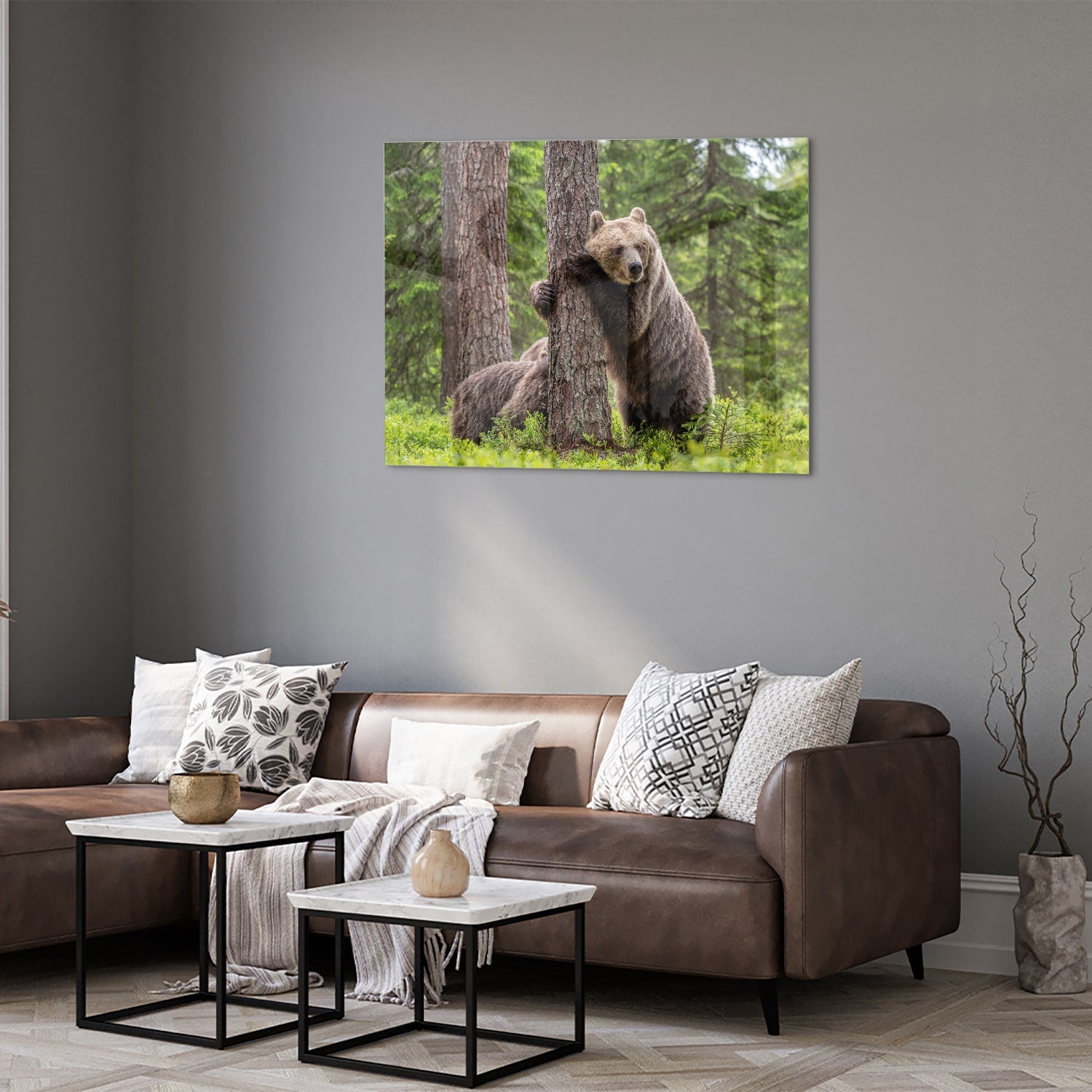 Glazen schilderij van een grizzly beer leunend tegen een boom in de natuur.