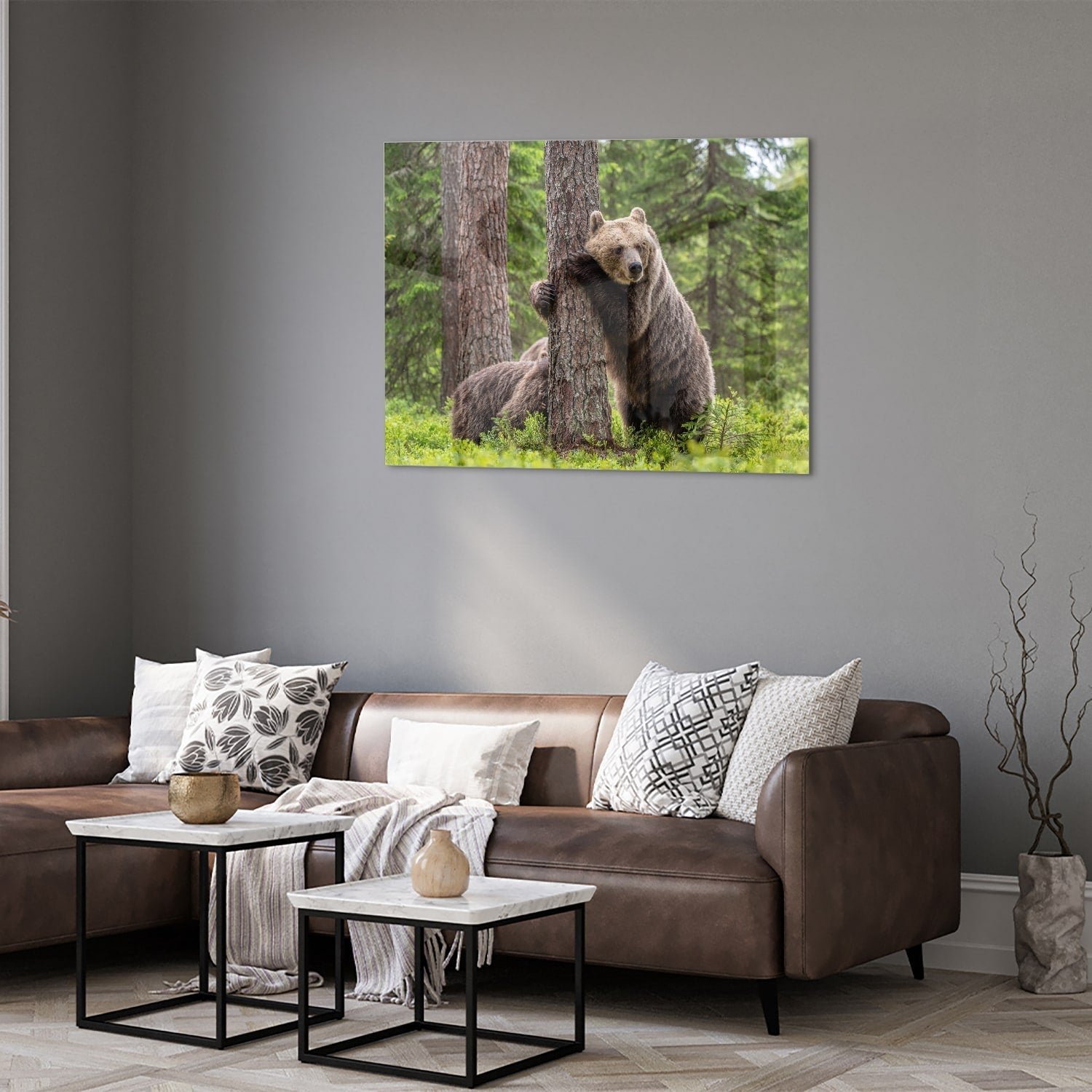 Glazen schilderij van een grizzly beer leunend tegen een boom in de natuur.