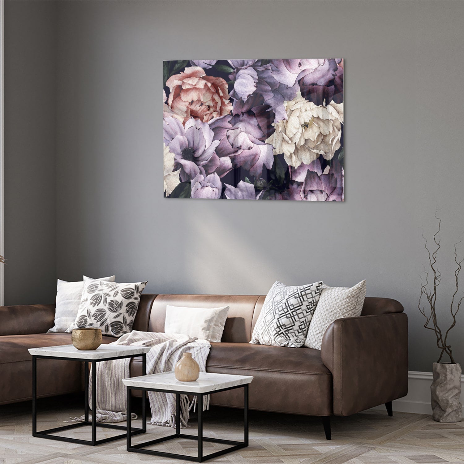 Glas schilderij met paarse en gouden bloemen in een moderne woonkamer