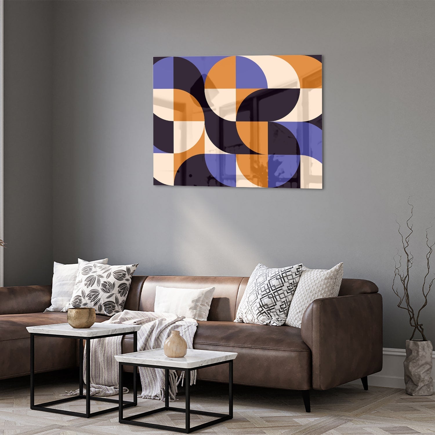 Abstract glazen schilderij met blauwe en oranjekleurige vormen, perfect voor moderne interieurs.