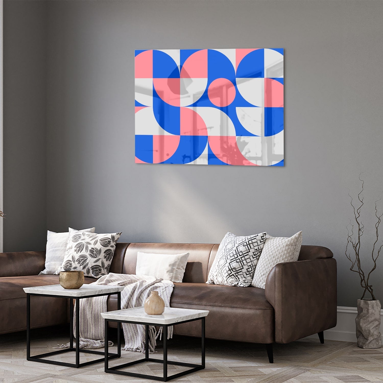 Abstract glazen schilderij met vormen in blauw en roze, perfect voor wanddecoratie.