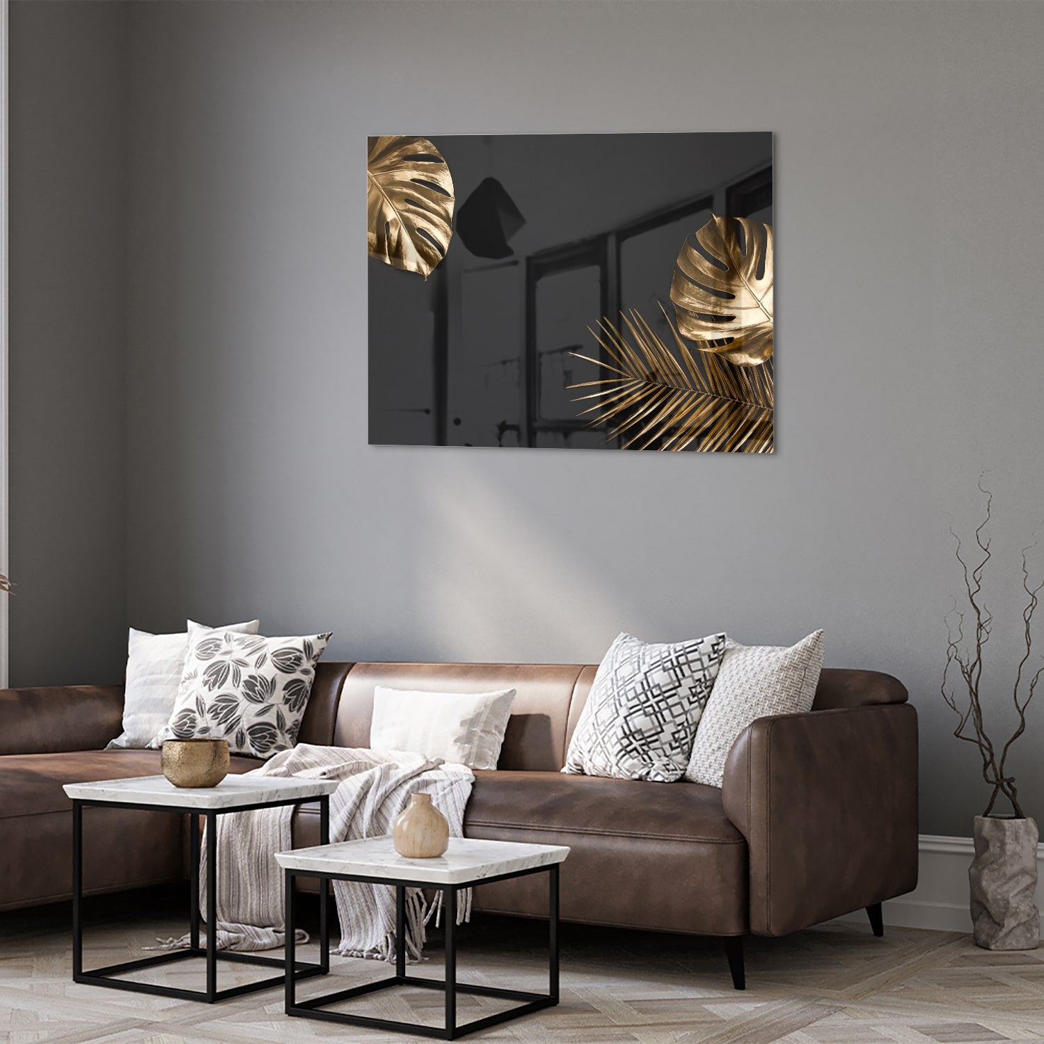Glazen schilderij met gouden bladeren op een zwarte achtergrond in een woonkamer