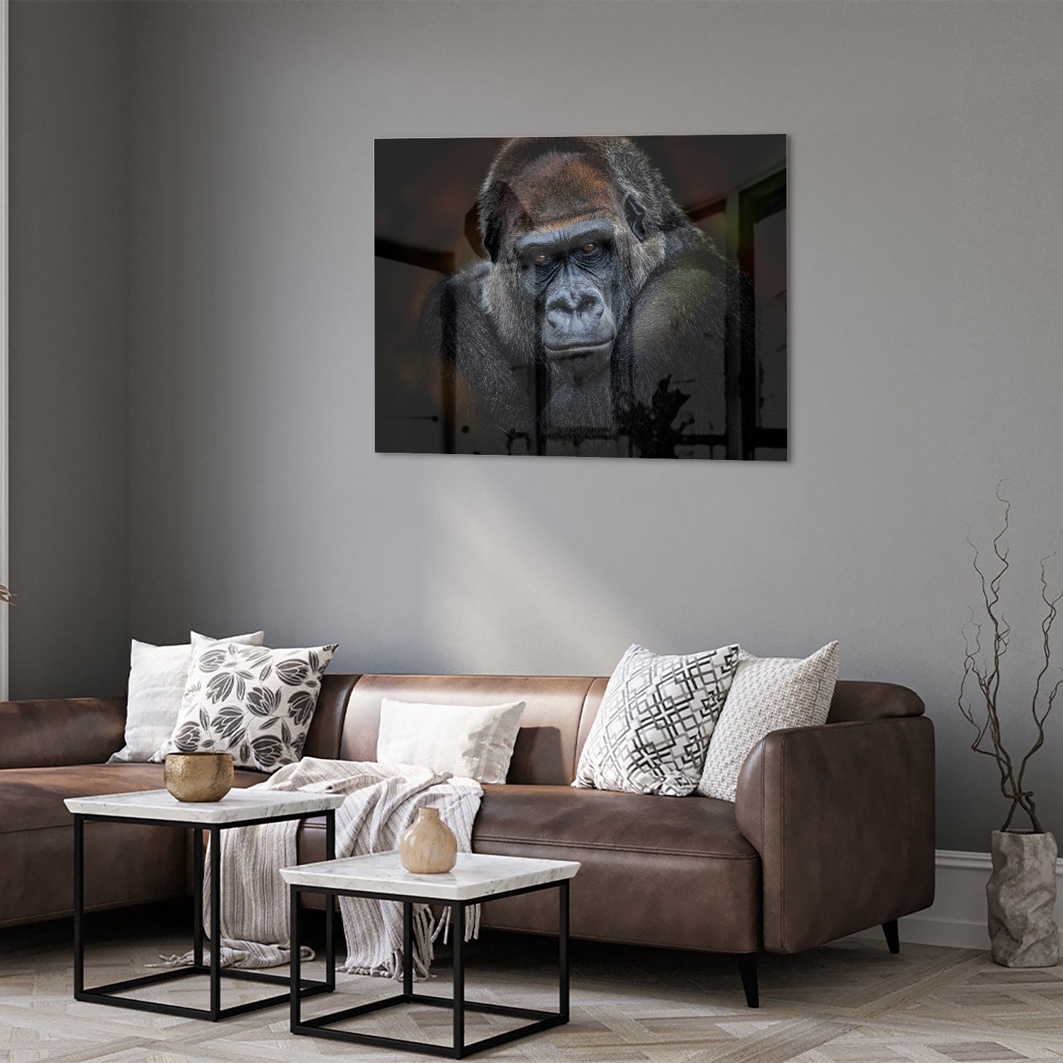 Glazen schilderij van een gorilla in een moderne woonkamer.