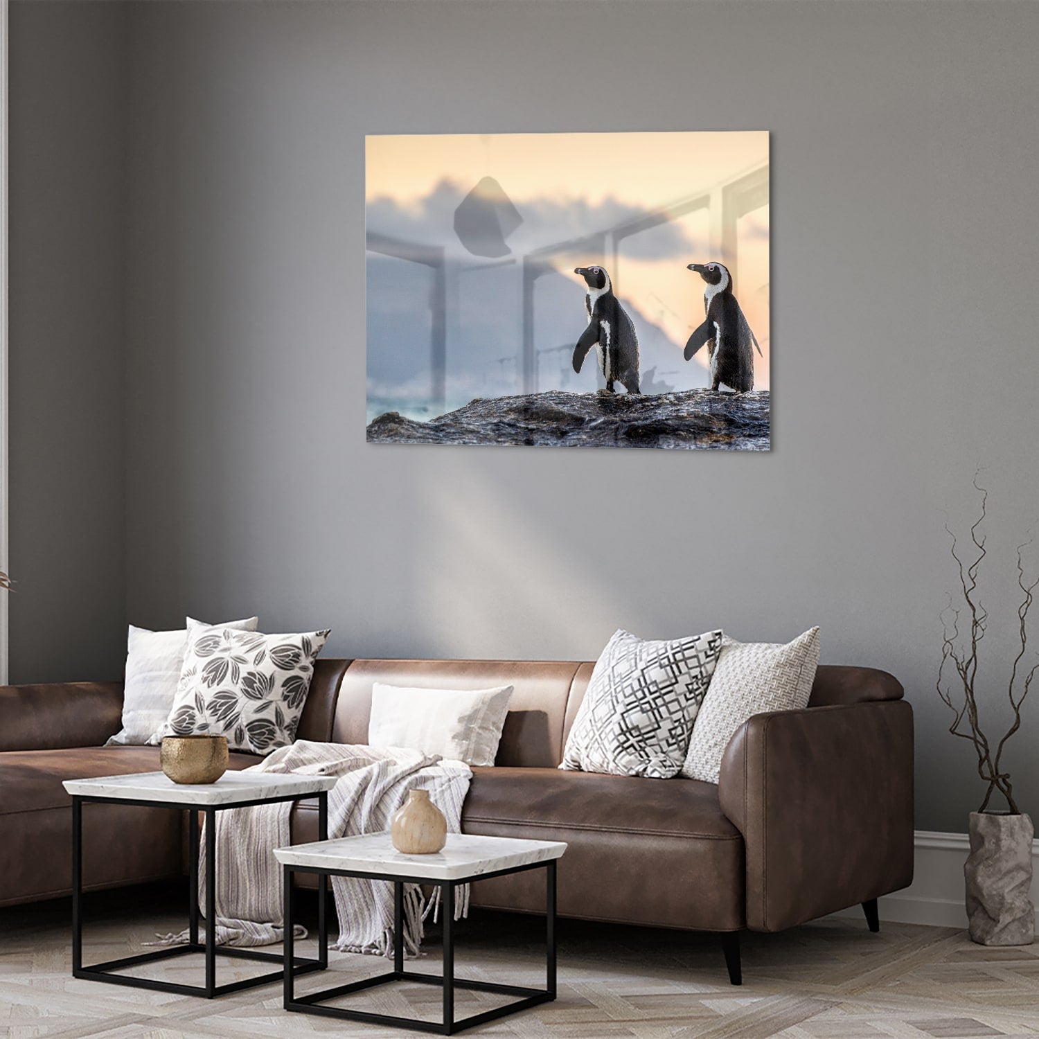 Glazen schilderij van pinguns aan zee met een zonsondergang op de achtergrond