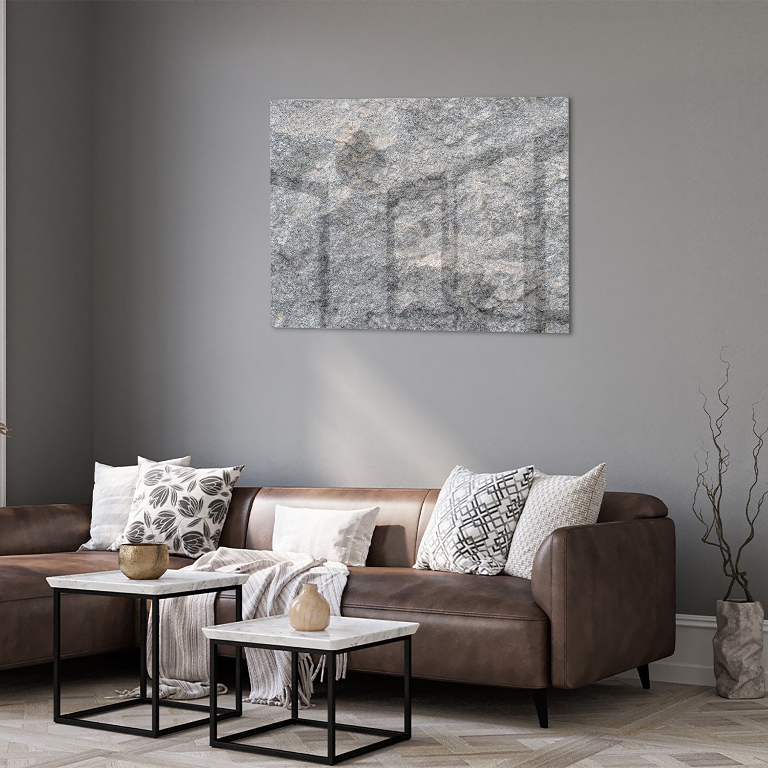 Glazen schilderij met abstracte textuur op muur in moderne woonkamer