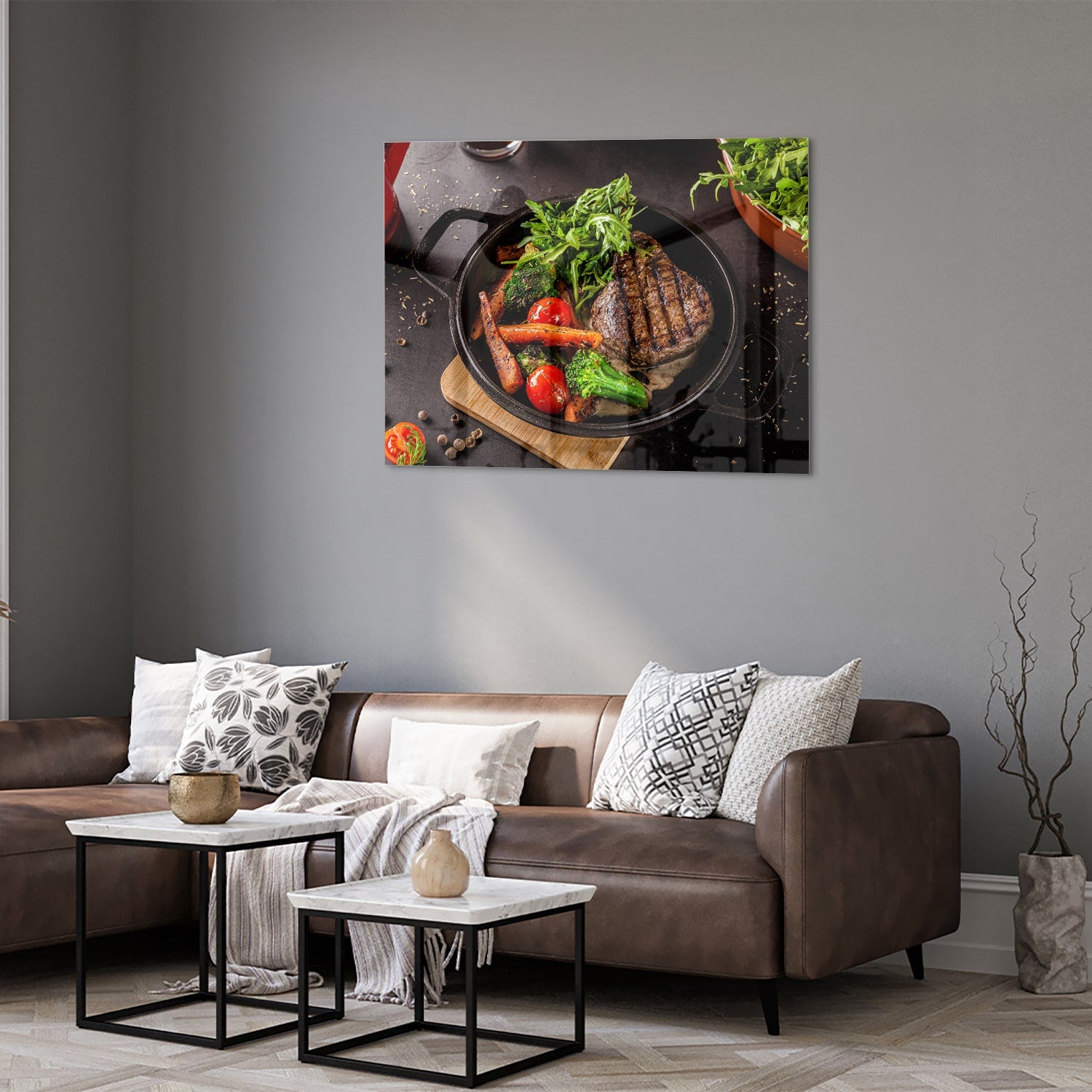 Glazen schilderij met een gegrilde steak en verse groenten in een pan