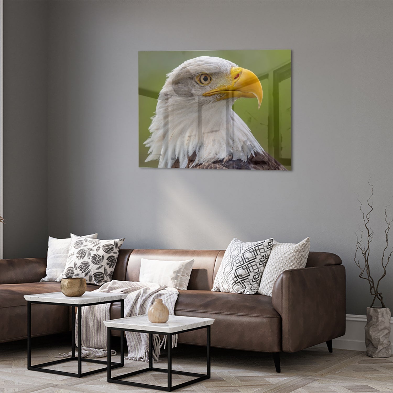 Een prachtig glazen schilderij van een Amerikaanse zeearend met een groene achtergrond.