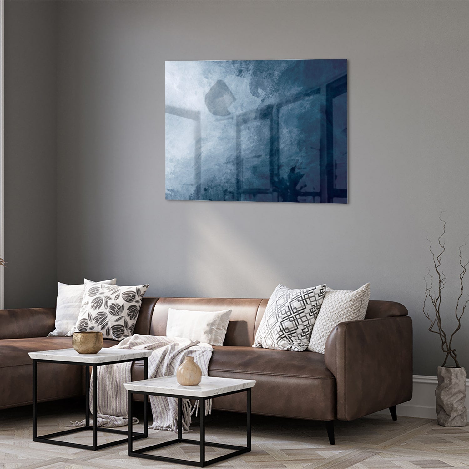 Abstract blauw glas schilderij aan de muur bij een houten meubel.